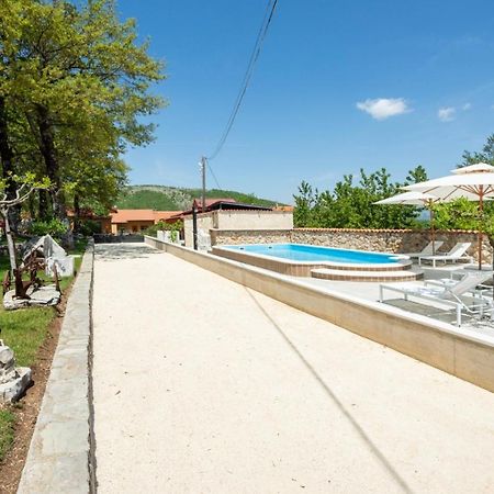 Holiday Home With Swimming Pool, Donkeys And Horses Vrlika Exterior foto